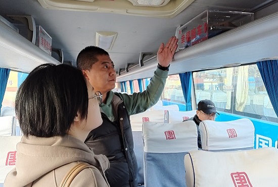 幸福班車上設(shè)置充電寶、雨傘等應(yīng)急物品.jpg