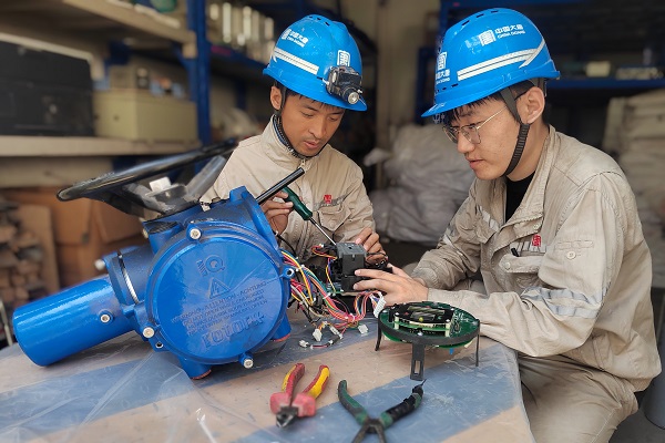 熱控一班人員正在進(jìn)行電動(dòng)執(zhí)行機(jī)構(gòu)修復(fù)再利用。.jpg