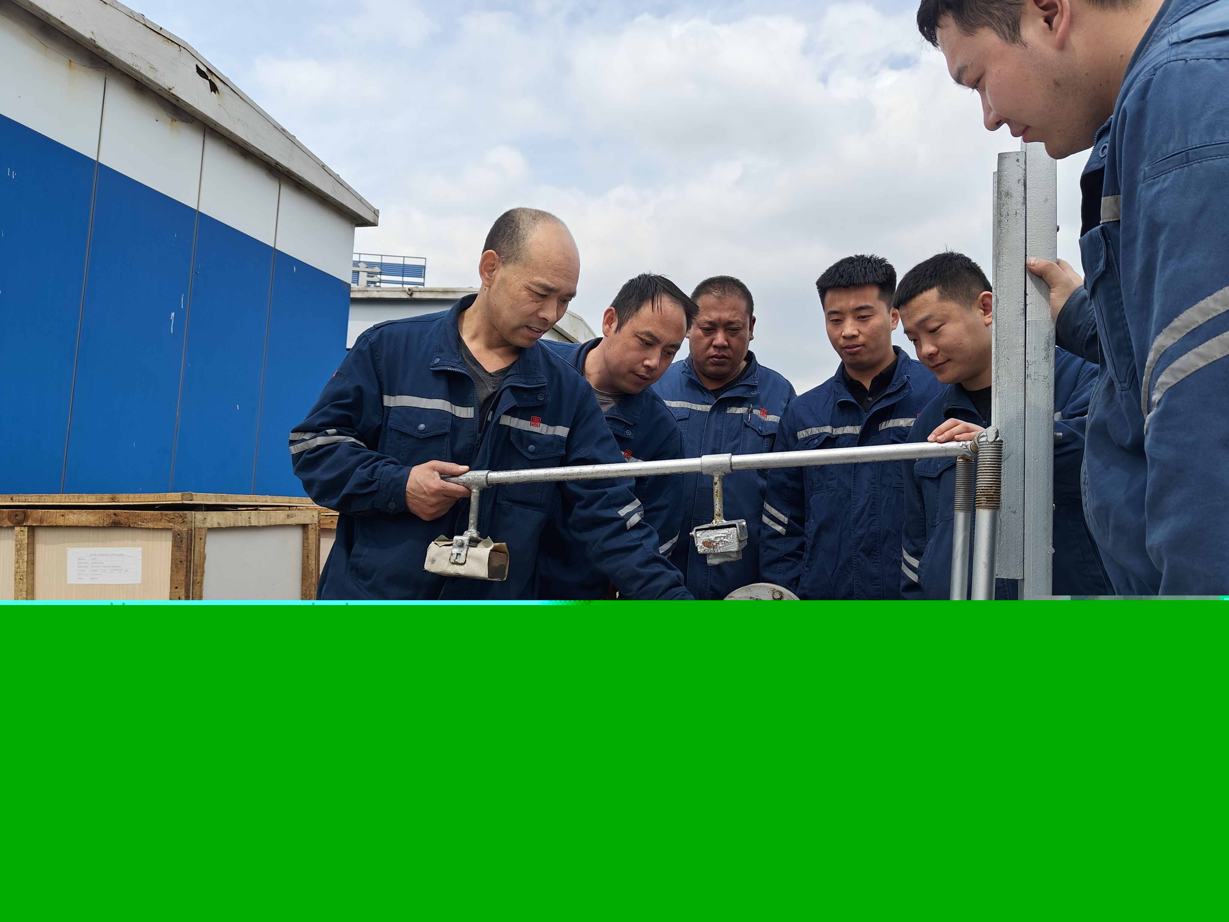 20240510，風(fēng)機檢修班班長丁帶領(lǐng)班組成員調(diào)試自主研發(fā)的集電環(huán)打磨平臺。馬克拍攝.jpg