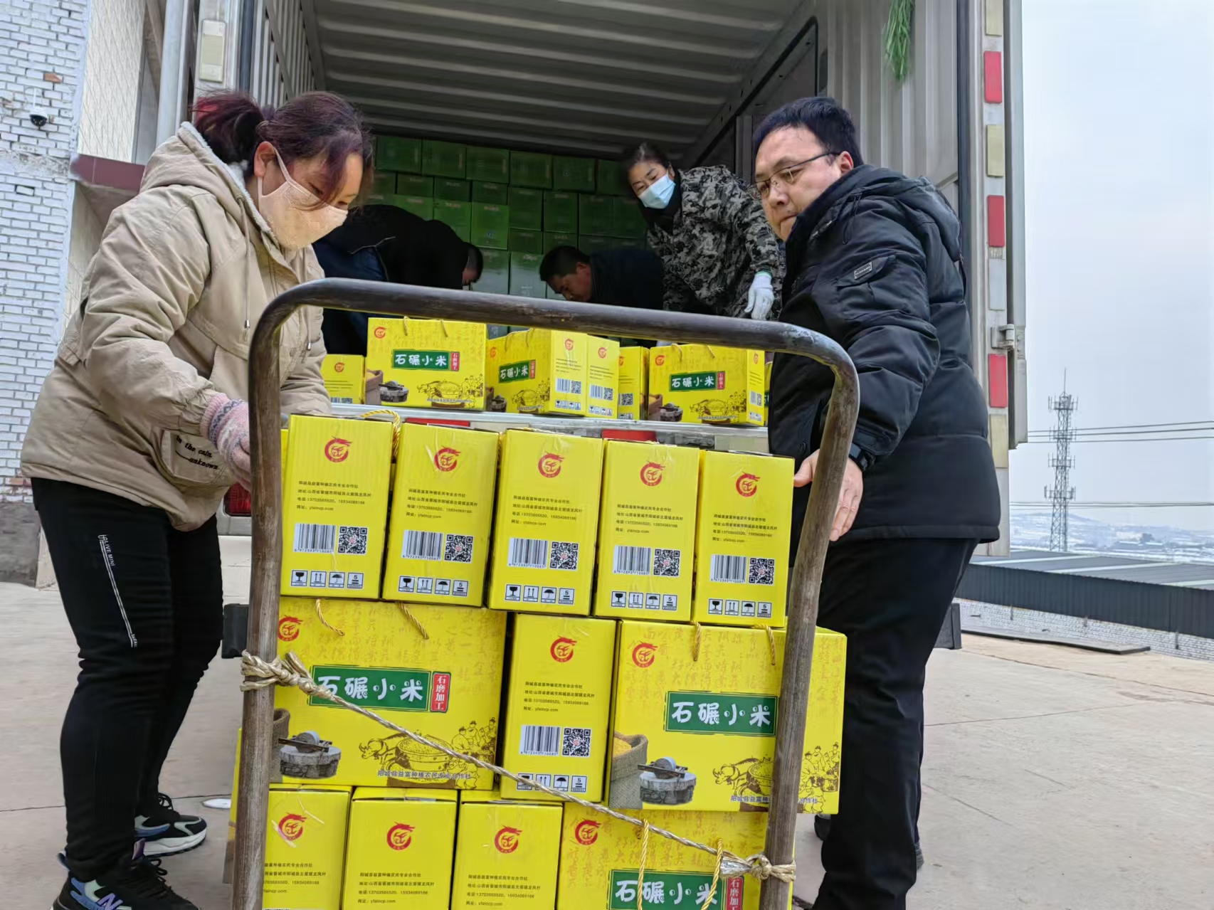 幫扶工作隊協(xié)助消費幫扶農(nóng)產(chǎn)品裝車.jpg